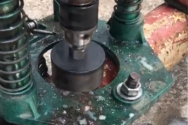 雙金屬開孔器打孔視頻